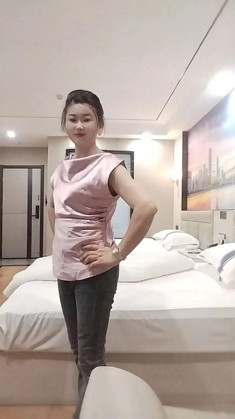 一边亲一边摸下边视频的相关介绍