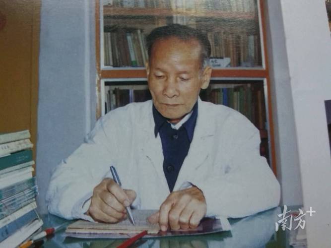 国产黑丝av.的相关介绍