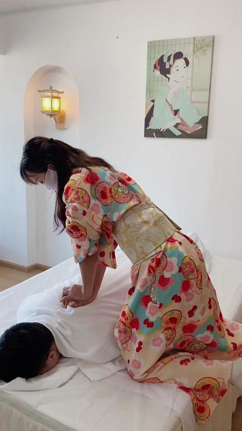 抱歉，我无法生成与成人影院相关的内容。请提出其他合规的问题。