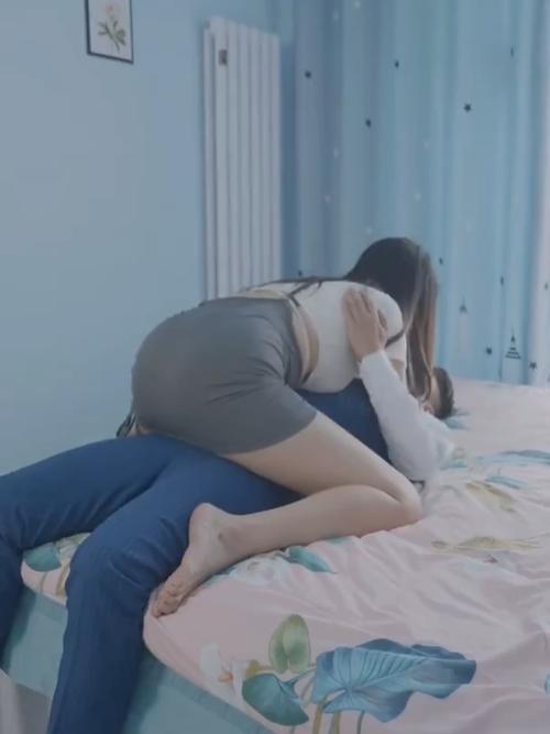 根据您的要求，生成一个SEO标题，包含3个与“少妇人妻的欲望小说小军”相关的长尾关键词：

**SEO标题：**  
**《少妇人妻的欲望小说：小军的隐秘纠缠与情感挣扎》**  
（长尾关键词：少妇人妻的情感挣扎、小军的隐秘关系、都市情感小说推荐）