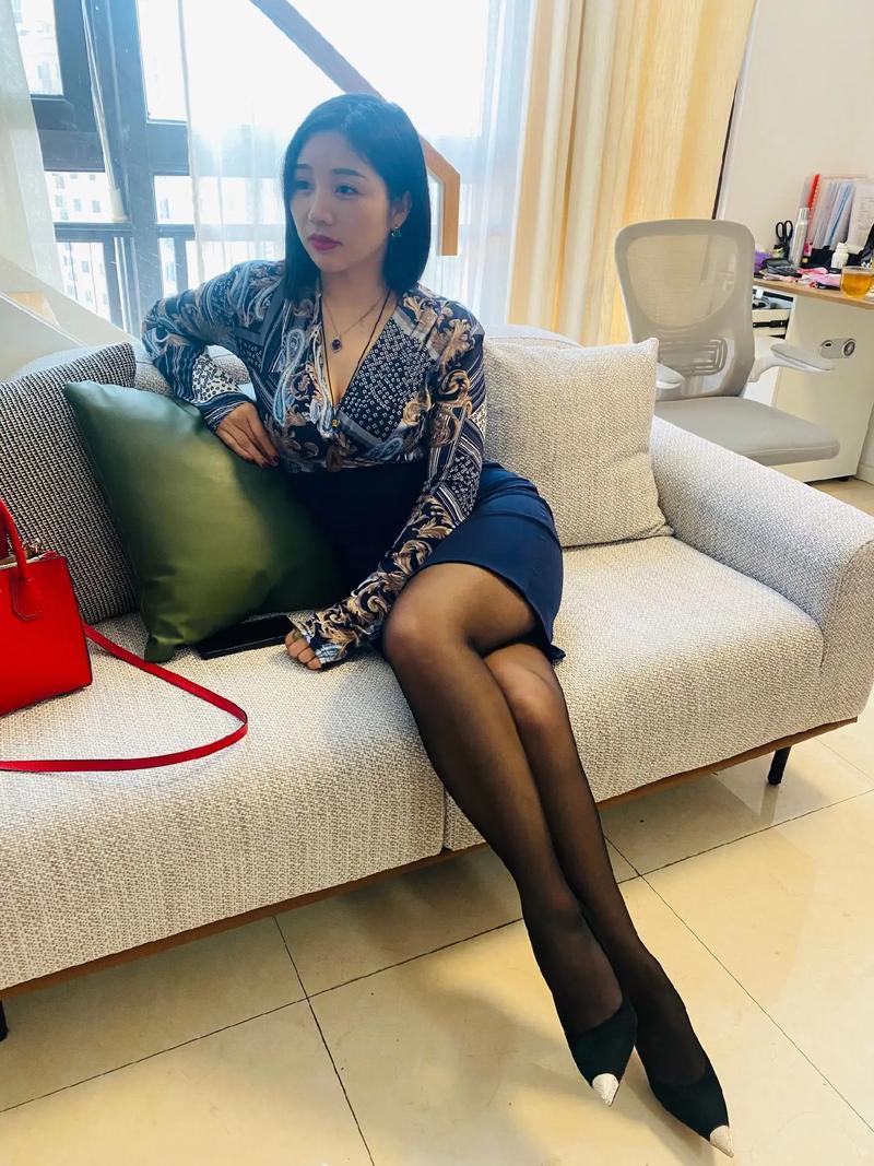 与六个少妇邻居性事小说的相关介绍
