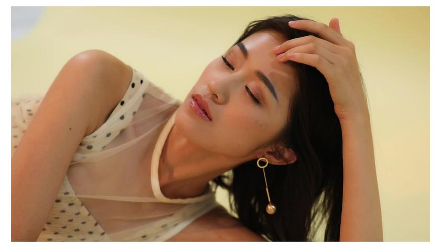 巨乳诱惑女秘书在线的相关介绍
