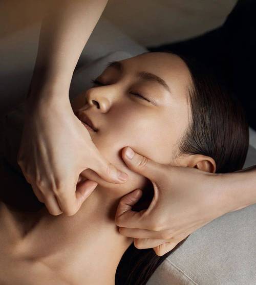 日本女人精油按摩：深层放松、舒缓经络、改善睡眠的全身护理秘诀